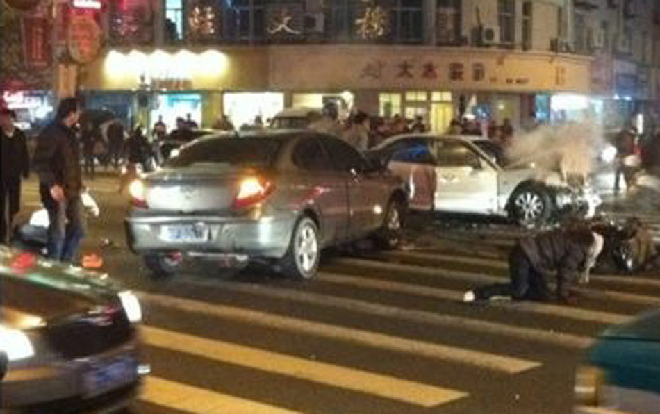 浙江男子持刀在鬧市劫車 引發連環車禍