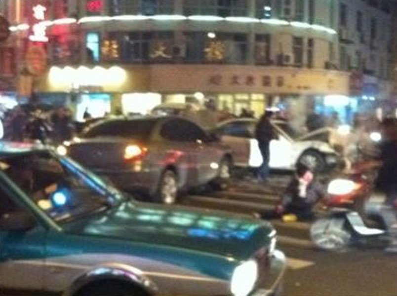 浙江男子持刀在鬧市劫車 引發連環車禍