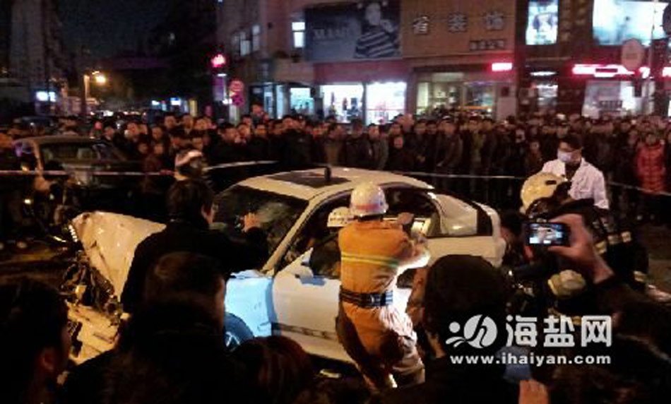 浙江男子持刀在鬧市劫車 引發連環車禍