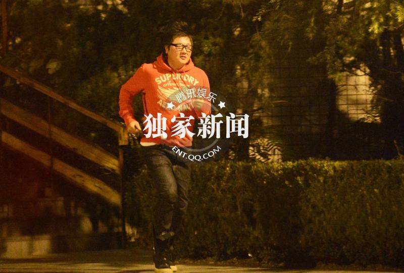 明星足球隊(duì)夜會餃子館 孫楠房車主路倒車