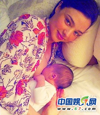 盤點(diǎn)當(dāng)眾哺乳秀母愛的女星