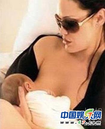 盤點(diǎn)當(dāng)眾哺乳秀母愛(ài)的女星