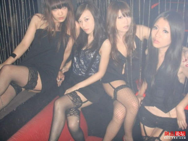KTV里盡是齷齪男女 瘋玩無(wú)底線