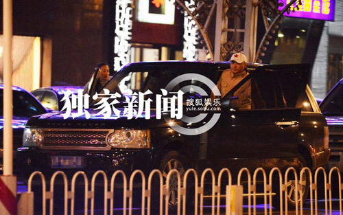 王全安攜妻開(kāi)豪車出街秀恩愛(ài) 張雨綺冬裝裹身顯臃腫
