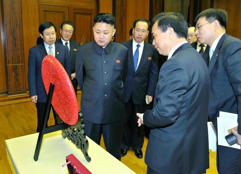 中國共產黨代表團贈送金正恩禮物