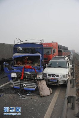 京昆高速四川成綿連環車禍現場
