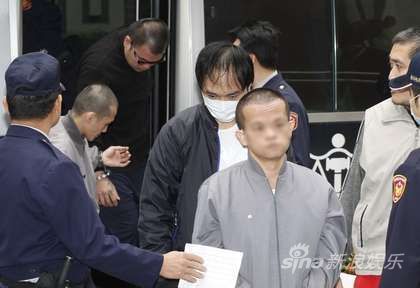 李宗瑞面帶口罩憔悴現身