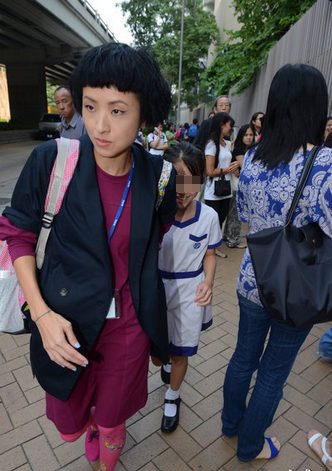 徐濠縈素顏接女兒放學挽形象
