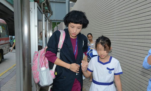 徐濠縈素顏接女兒放學挽形象