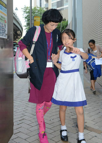 徐濠縈素顏接女兒放學挽形象