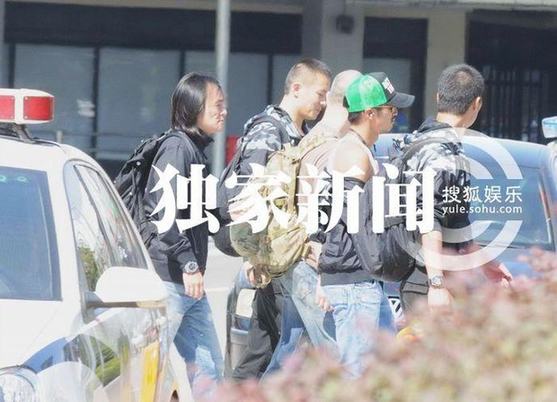 謝霆鋒帶綠帽子現身機場 穿緊身背心秀肌肉