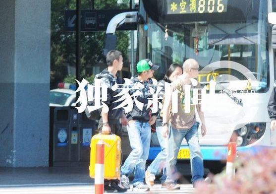 謝霆鋒帶綠帽子現身機場 穿緊身背心秀肌肉