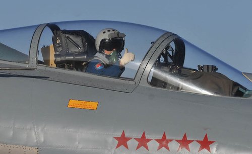 我空軍出動殲10殲11機群舉行最大規?？諔鹧菥? border=