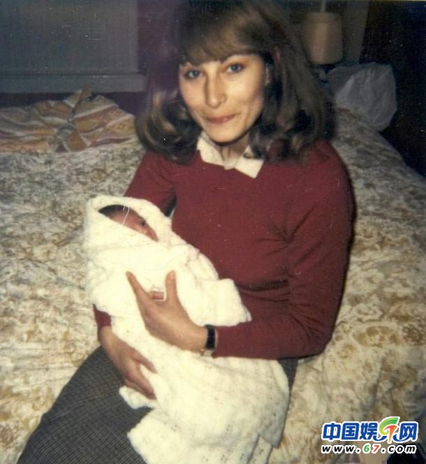 威廉王子凱特王妃嬰兒照曝光 重現昔日戴安娜王妃母愛畫面