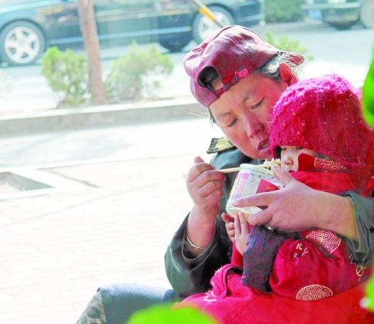 女娃被販賣獲救又隨母流浪 寒風中打赤腳