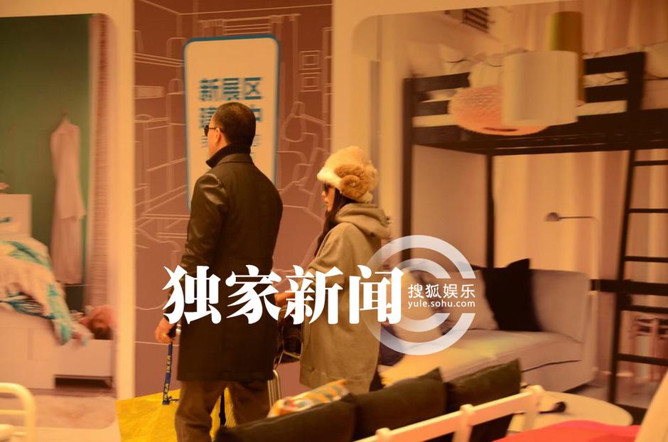 何潔與男友逛家居店高調摟抱