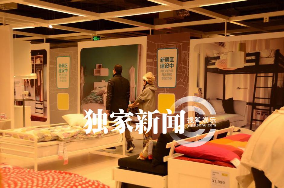 何潔與男友逛家居店高調摟抱