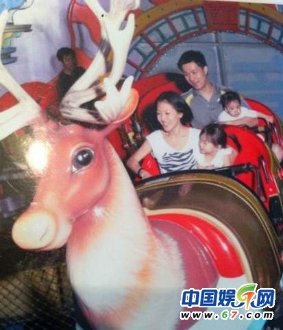 小S一家四口外出剪頭發