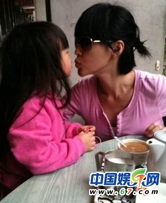 小S一家四口外出剪頭發