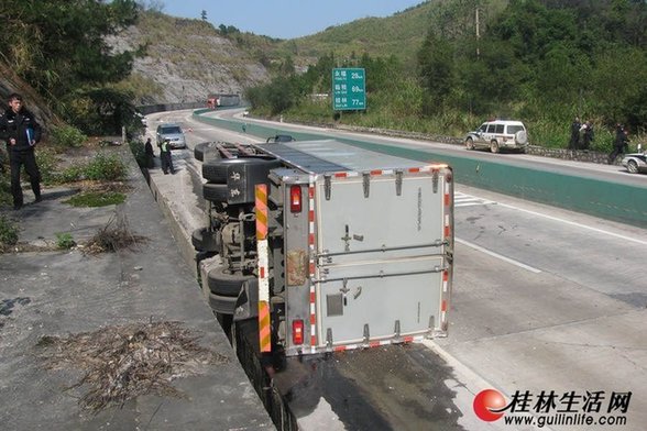 運鈔車高速路側翻