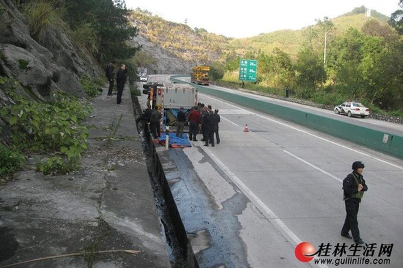 運鈔車高速路側翻