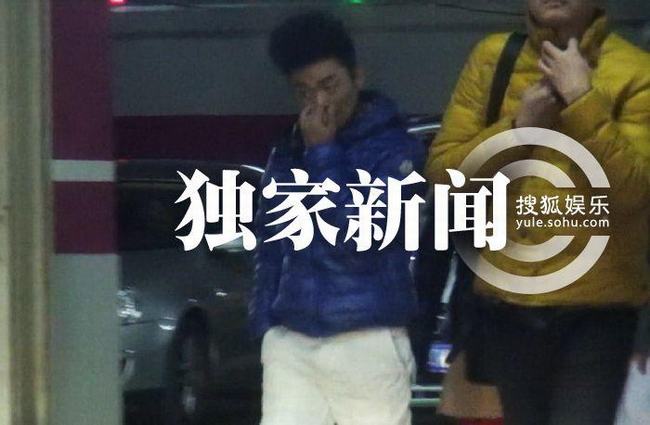 王寶強“貓王”發型出街排場大