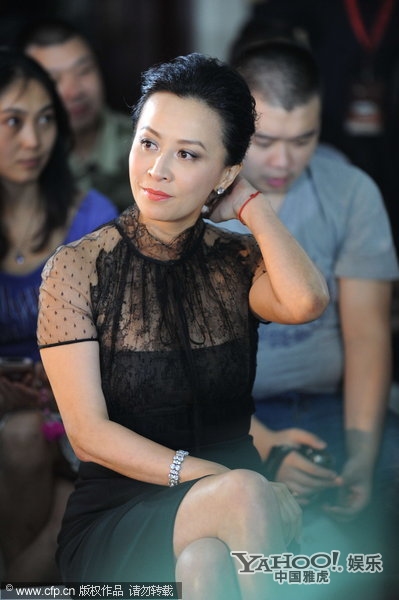 內衣若隱若現的透視 女星真敢穿