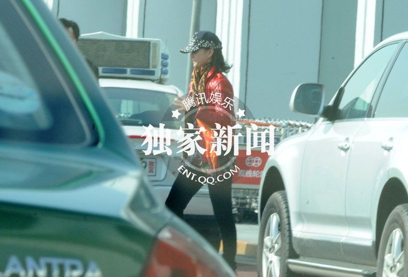 章子怡抵京撒貝寧接機(jī) 同回公寓秀恩愛(ài)