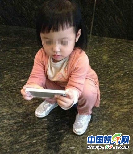 趙薇愛(ài)女小四月在舅舅家吃飯吐舌賣萌 小臉圓大眼有神
