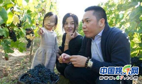 趙薇愛(ài)女小四月在舅舅家吃飯吐舌賣萌 小臉圓大眼有神