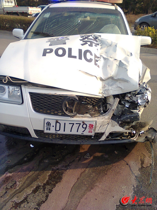 肇事后被棄在現場的警車。