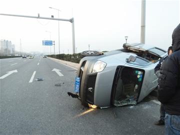 微面環灣大道側翻 