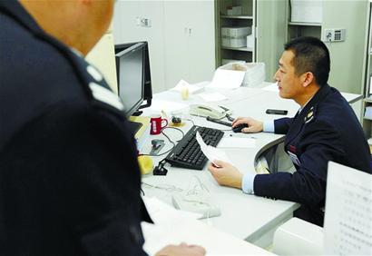 年底代開發票“生意興隆”記者順藤摸瓜“釣”出假發票販子并聯合警方將其抓獲