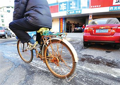 連日深寒市區路面頻現冰帶 私家車路口漂移