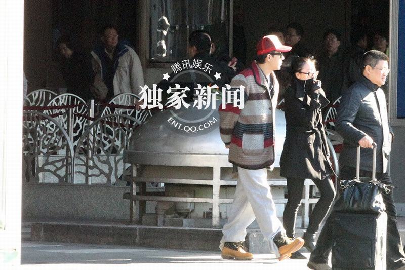 張默抵京機(jī)場(chǎng)過(guò)煙癮 神秘美女同車(chē)離去