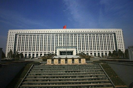 濟南龍奧大廈，位于濟南經十東路奧體中心，建筑面積37萬平米，造價40億，里面走廊周長為1公里，有40多部電梯，光電話和電腦信息點插座就有45000個。
