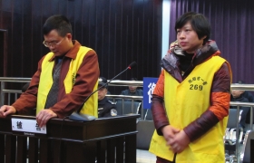 12月10日，衡陽(yáng)市中級(jí)人民法院，顧湘陵（左）和妻子吳利君當(dāng)庭接受庭審。圖/通訊員李建輝