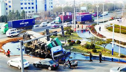 40噸原油泄漏 事發路段排起數百米“車龍”