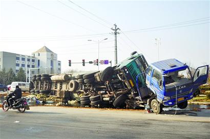 40噸原油泄漏 事發路段排起數百米“車龍”