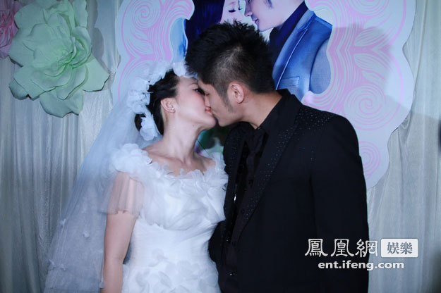 潘長江女兒潘陽大婚現場 新人現場激吻(組圖)