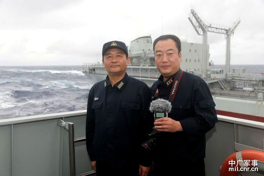 遠洋航行補給中，中國廣播網(wǎng)記者馬藝（右）采訪東海艦隊某驅(qū)逐艦支隊長王建勛