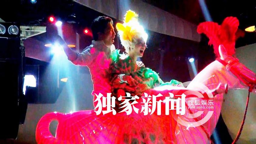 范冰冰片場大跳騎馬舞 瘋狂露腿尖叫
