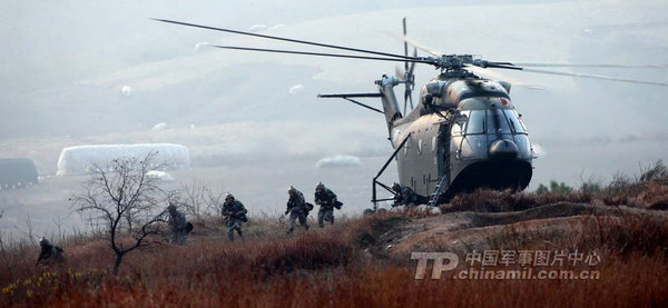 資料圖：南京軍區(qū)機降部隊投入戰(zhàn)斗。