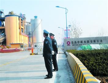 嘩！傾瀉水泥料悶死司機