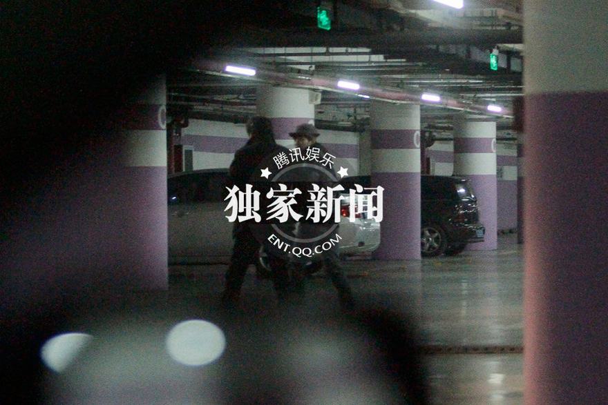 劉亦菲攜“綿羊音”曾軼可會干爹 陳金飛貼身當代駕