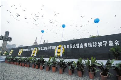12月13日，和平集會現場放飛和平鴿。新華社發