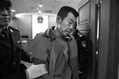 昨日宣判后，劉書魁被法警帶出法庭。通訊員 李佳 攝