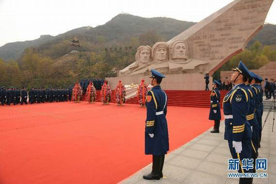 資料圖：中國(guó)空軍官兵瞻仰空軍英雄紀(jì)念墻。