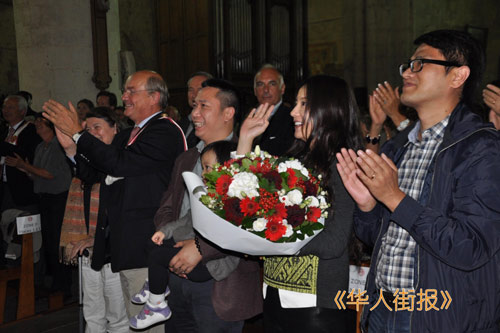 趙薇依偎老公黃有龍甜蜜照曝光 小四月撒嬌賣萌