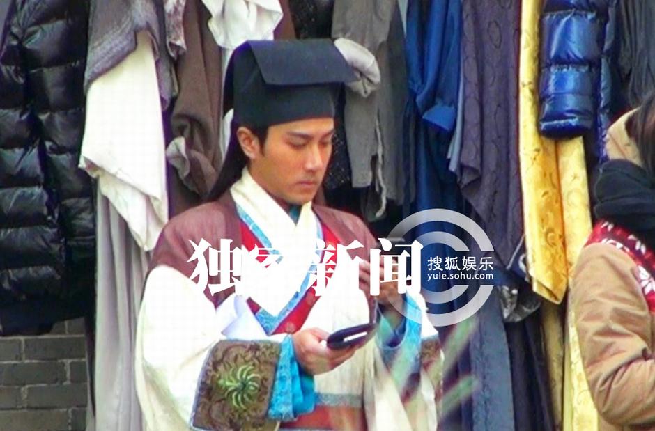 楊冪探班劉愷威 片場(chǎng)擁抱熱吻